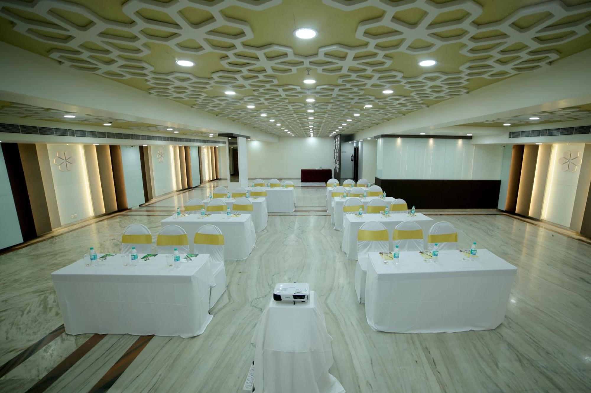Raj Park- Hill View Hotel Tirupati Ngoại thất bức ảnh