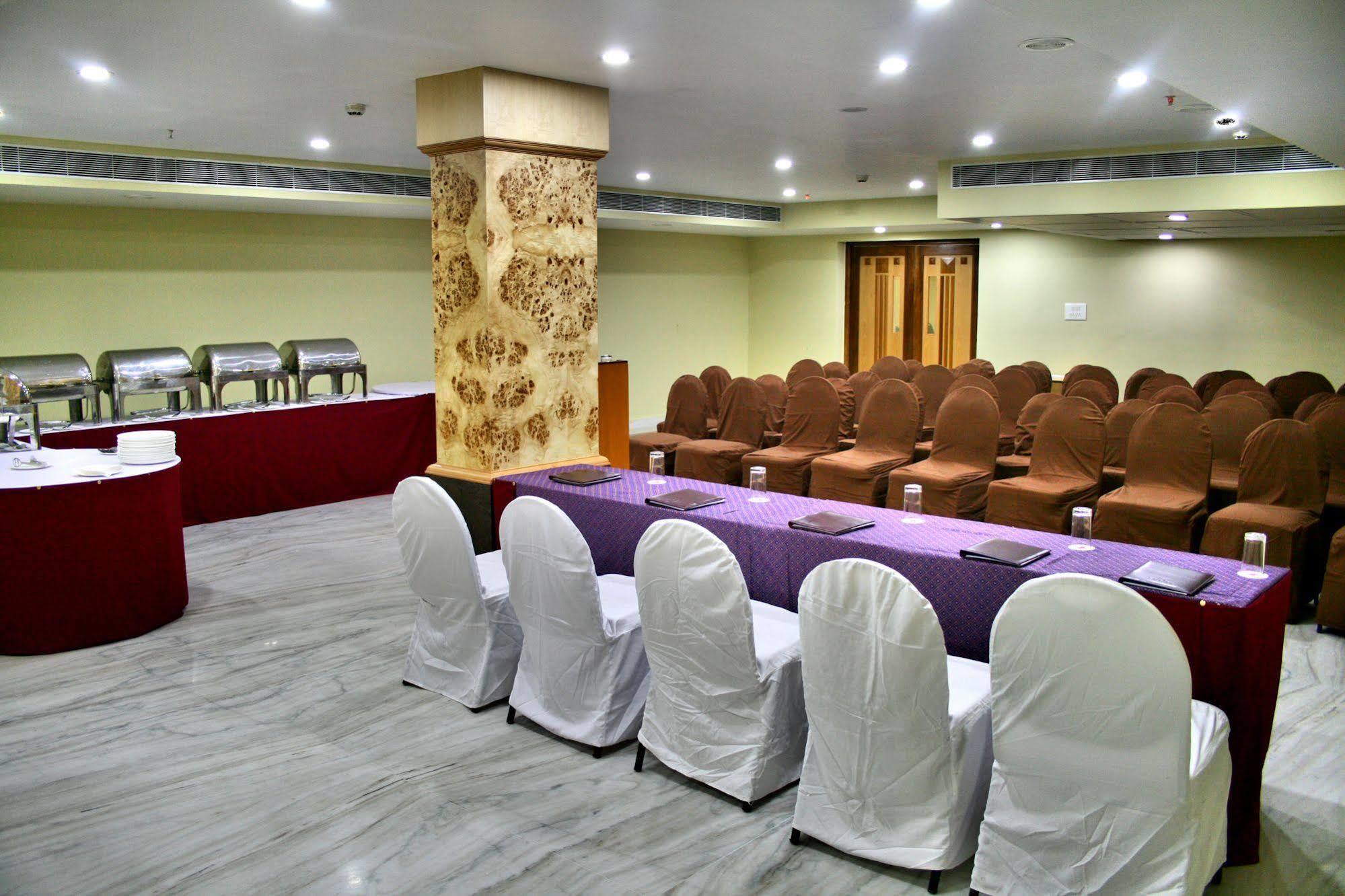 Raj Park- Hill View Hotel Tirupati Ngoại thất bức ảnh