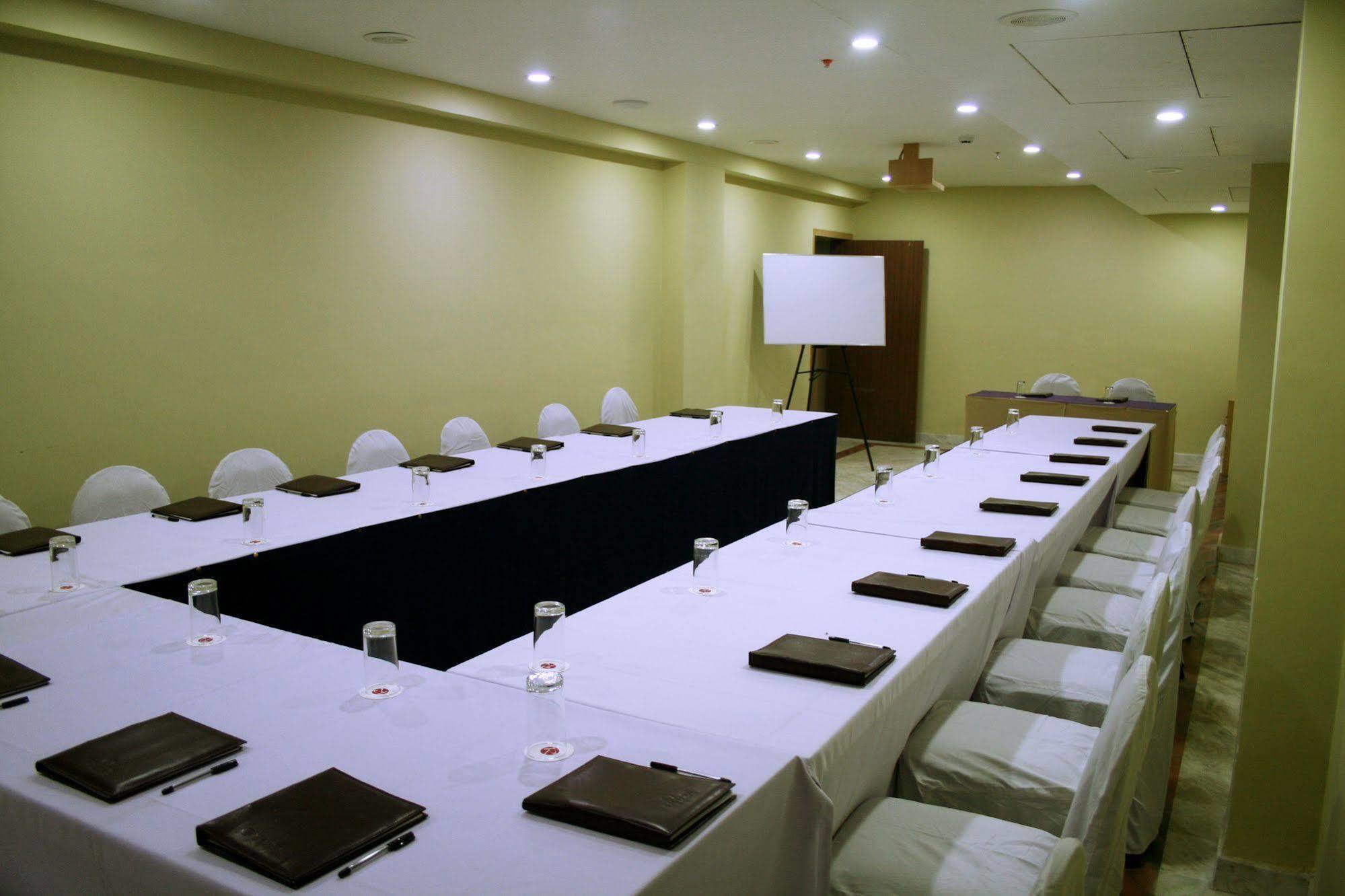 Raj Park- Hill View Hotel Tirupati Ngoại thất bức ảnh