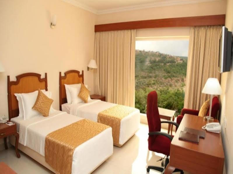 Raj Park- Hill View Hotel Tirupati Ngoại thất bức ảnh